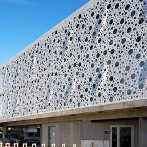 門頭大小孔鋁單板